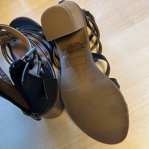 NWOT Mossimo Strappy Sandals With Studs And Back Heel Zipper, Size 7 - Picture 8 of 11